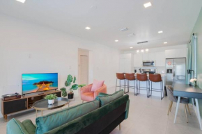 Design District 2 Bed 1 Bath w/Gated Parking (A)